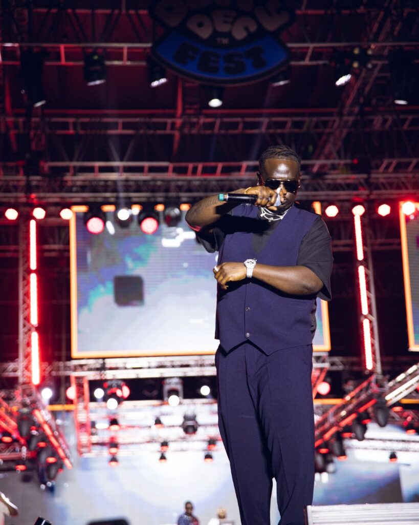 Wande Coal Performing at the Grand Opening